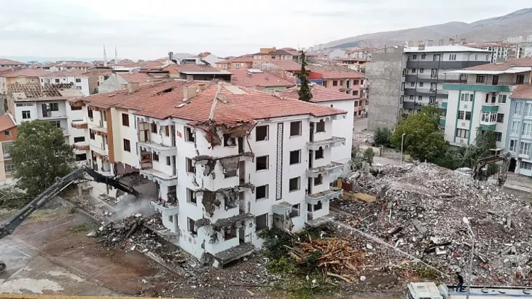 Riskli Bina Şikayet Nasıl Edilir? 2026 Güncel Başvuru, İtiraz ve Yıkım Süreci Rehberi